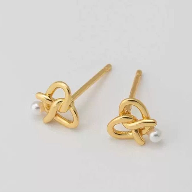 Women Simple Sterling Silver Heart-Shaped Hollow Pearl Stud Earrings