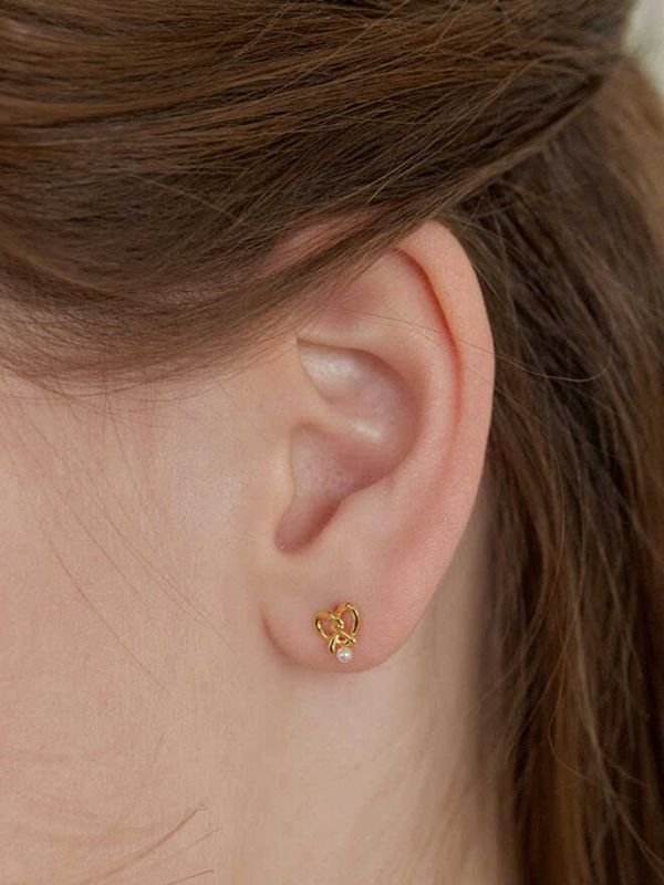 Women Simple Sterling Silver Heart-Shaped Hollow Pearl Stud Earrings